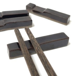 HOLDER TIL SPISEPINDE - M�RK BRUN