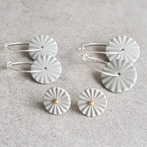 Perler til �reringe, gr� (pris pr. s�t)