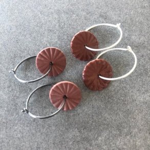 Perler til �reringe, r�dbrun (pris pr. s�t)