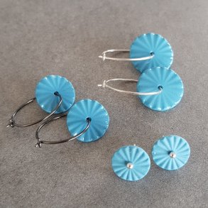 Perler til �reringe, lysebl� (pris pr. s�t)